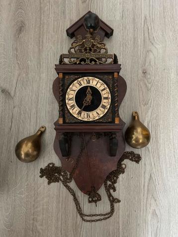 Antieke Zaanse Wandklok met Gewichten beschikbaar voor biedingen