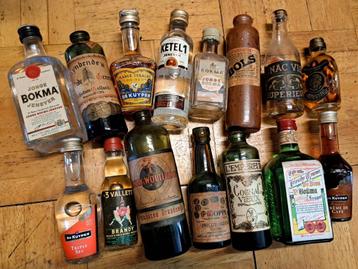 83 oude en vintage miniatuur drank flesjes drankflesjes  beschikbaar voor biedingen