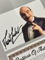 Sir David Suchet SIGNED foto Hercule Poirot + Certificaat, Verzamelen, Muziek, Artiesten en Beroemdheden, Gesigneerd, Foto of Kaart
