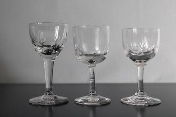 Drie antieke borrelglaasjes met olijf- en waaierslijpsel beschikbaar voor biedingen