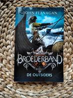 John Flanagan - De outsiders, Boeken, Ophalen of Verzenden, Zo goed als nieuw