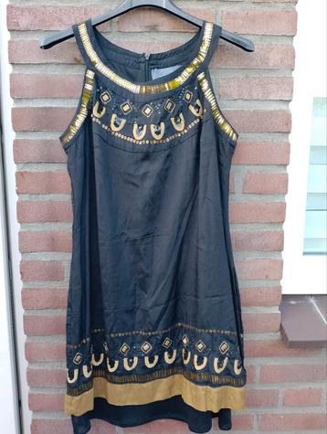 Nieuw! Mooi bewerkt jurk van Zoi, S zwart met goud beschikbaar voor biedingen
