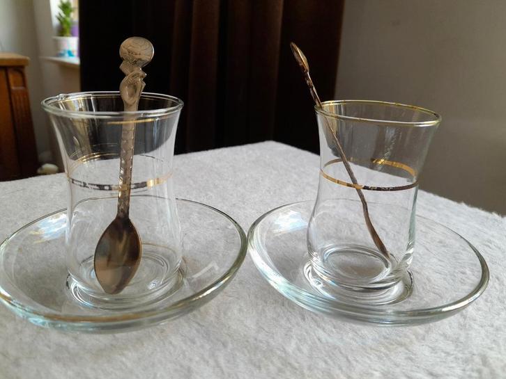 Set glasjes  met schoteltjes en lepeltje, Huis en Inrichting, Keuken | Servies, Gebruikt, Glas of Glazen, Glas, Ophalen of Verzenden