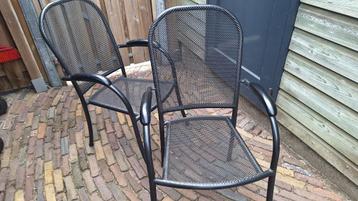 2 nette metalen tuinstoelen beschikbaar voor biedingen
