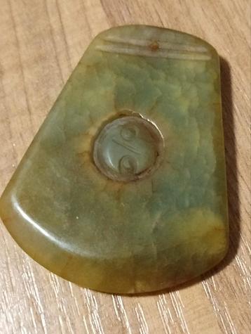 Antiek chinees jade amulet  beschikbaar voor biedingen
