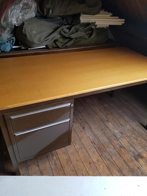 Robuust stalen bureau met uitschuiflades, voor maar €55,-., Huis en Inrichting, Bureaus, Gebruikt, Bureau, Ophalen