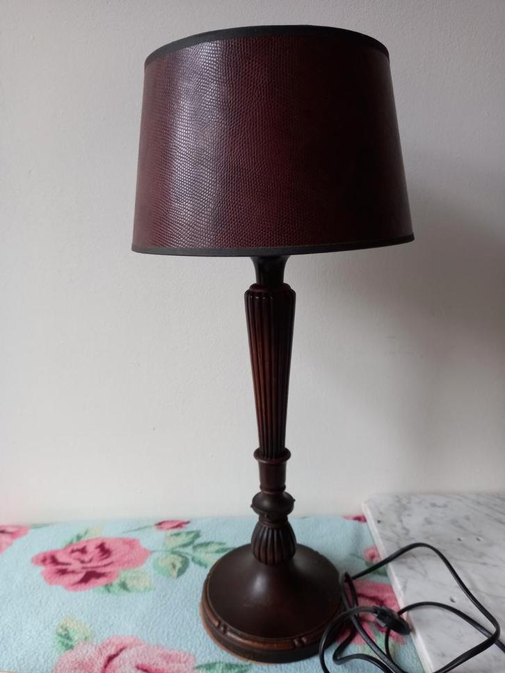 Klassieke tafellamp met houten voet/leder look kap, Antiek en Kunst, Curiosa en Brocante, Ophalen of Verzenden