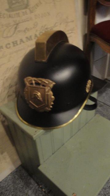 antieke brandweerhelm beschikbaar voor biedingen