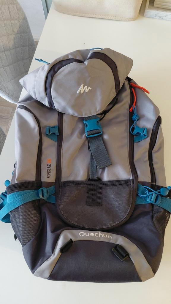 Quechua Forclaz 50L - Lichtgrijs/blauw - Goede staat, Sport en Fitness, Bergsport en Wandelen, Zo goed als nieuw, Rugzak, Ophalen of Verzenden