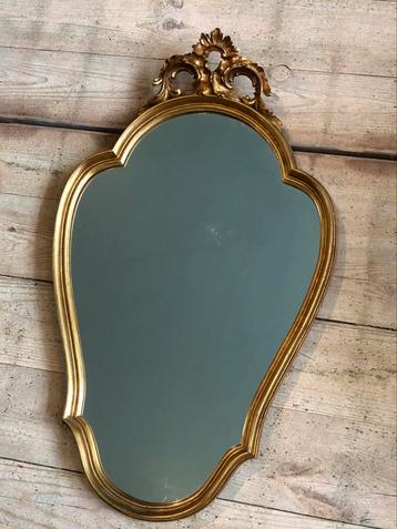 Grote vintage spiegel ovaal met kuif goudkleurig hout