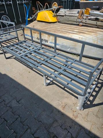 Mooi tuinset met tafel beschikbaar voor biedingen