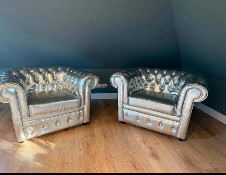 Zilveren Chesterfield Fauteuils (2), Huis en Inrichting, Fauteuils, Gebruikt, Leer, 75 tot 100 cm, Ophalen