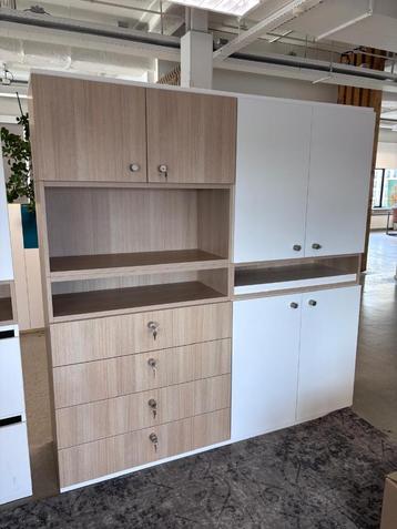 Grote witte kast met licht eiken, lades, legplank en deuren beschikbaar voor biedingen