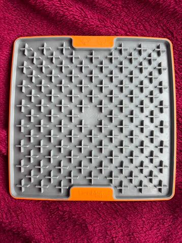 Lickimat Slomo, hond, food enrichment, honden beschikbaar voor biedingen