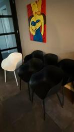 5 zwarte en 1 witte kuipstoel, Huis en Inrichting, Stoelen, Ophalen, Kunststof, Zwart, Zo goed als nieuw
