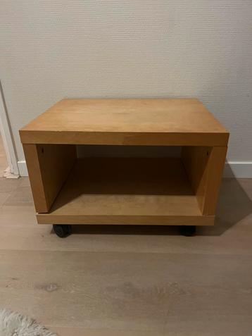Gratis: Houten TV meubel / bijzettafel op wieltjes beschikbaar voor biedingen