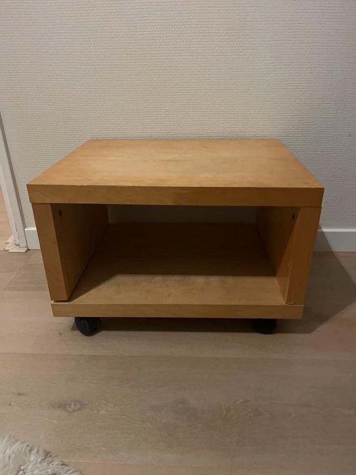 Gratis: Houten TV meubel / bijzettafel op wieltjes, Huis en Inrichting, Kasten | Televisiemeubels, Gebruikt, Minder dan 100 cm