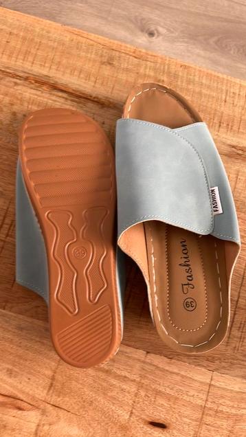 Slippers baby blauw beschikbaar voor biedingen