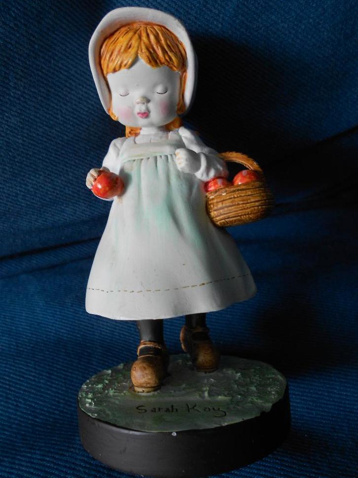 Sarah Kay beeldje meisje met appels, Verzamelen, Beelden en Beeldjes, Gebruikt, Mens, Ophalen