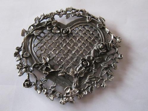 Mooi opengewerkt tinnen hart omringd met roosjes, Antiek en Kunst, Antiek | Tin, Verzenden