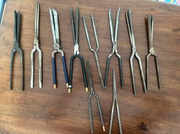 Prachtige oude metalen krultangen beschikbaar voor biedingen