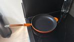 Le Creuset gietijzeren koekenpan met houten handvat, Huis en Inrichting, Keuken | Potten en Pannen, Ophalen, Zo goed als nieuw