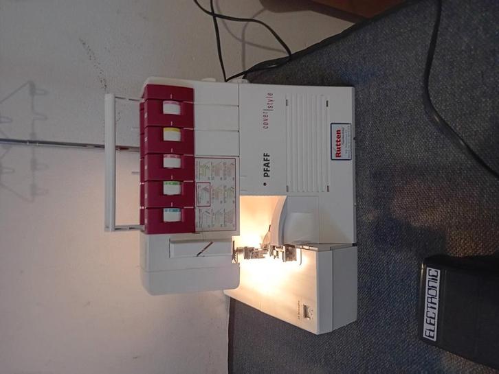 Lockmachine pfaff 4850 cover style (nieuw), Hobby en Vrije tijd, Naaimachines en Toebehoren, Zo goed als nieuw, Lockmachine, Pfaff