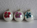 3 parelmoer kleurige kerstballen met bloemen, Ophalen of Verzenden, Zo goed als nieuw