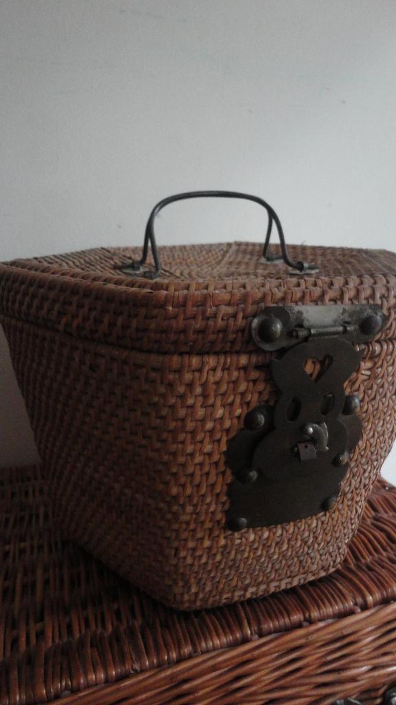 antieke RIETEN NAAIMAND + prachtige SLUITING, handwerk mand, Antiek en Kunst, Curiosa en Brocante, Ophalen of Verzenden