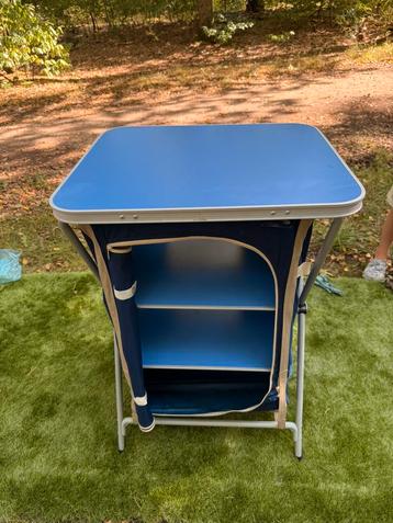 Campingkast met tas beschikbaar voor biedingen