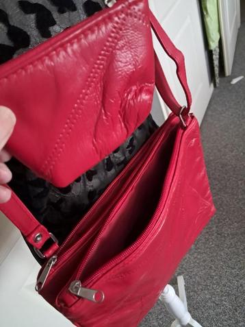 schoudertas tas Kleur : Rood  mMaten : 28x20 c + Beursje  beschikbaar voor biedingen