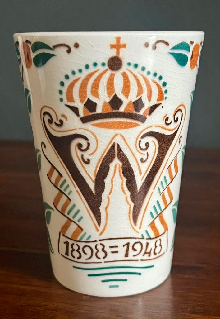 Beker Koningin Wilhelmina - 50 jarig jubileum, Verzamelen, Koninklijk Huis en Royalty, Zo goed als nieuw, Servies, Nederland, Ophalen of Verzenden