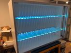 Vitrine kast met verlichting en glazen lamellendeur, Huis en Inrichting, Kasten | Vitrinekasten, Met plank(en), 100 tot 150 cm