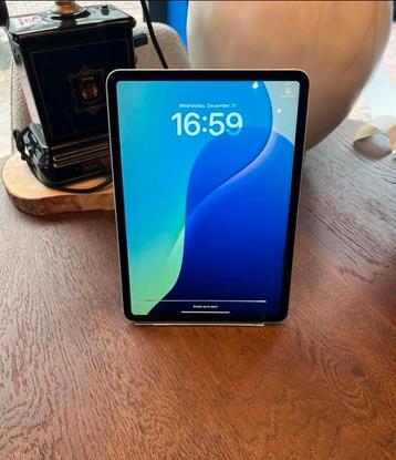 Refurbished iPad Pro 11” (2020) 128GB 4G + WiFi – Silver beschikbaar voor biedingen