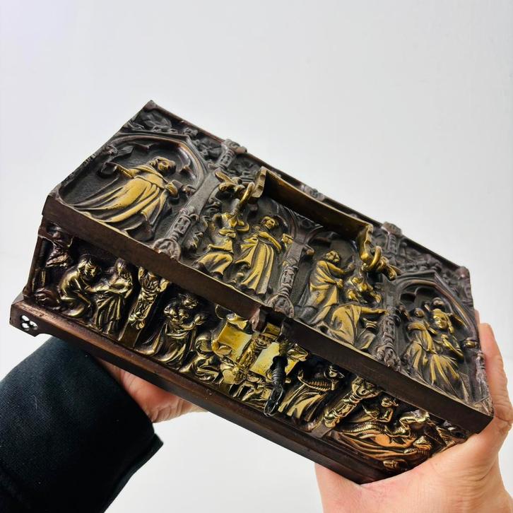 Antiek religieus messing relikwiedoosje Gothic Revival, Antiek en Kunst, Antiek | Religie, Ophalen of Verzenden
