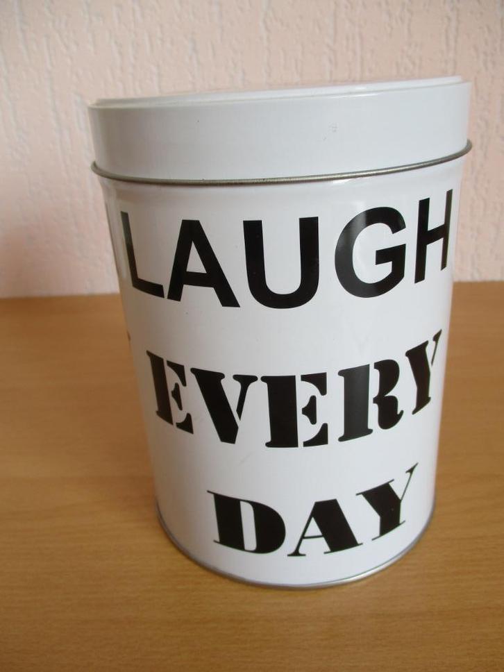 Blik - Voorraadblik met tekst Laugh Every Day. Wit - zwart., Verzamelen, Blikken, Zo goed als nieuw, Overige, Ophalen of Verzenden