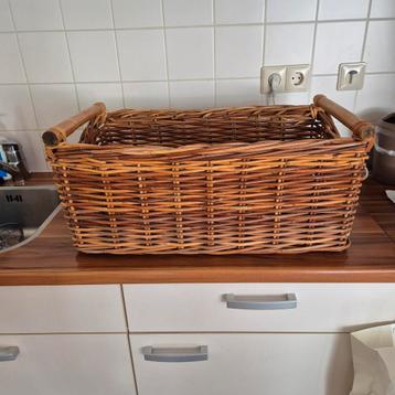 Rieten mand, afmetingen 60x 35 cm, hoogte: 25cm

 beschikbaar voor biedingen