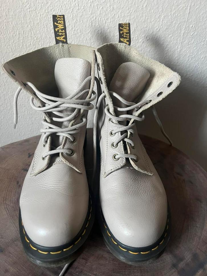 Dr. Martens Pascal 1460 beige, Kleding | Dames, Schoenen, Gedragen, Schoenen met lage hakken, Beige, Ophalen of Verzenden