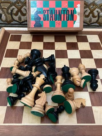Vintage Chess Staunton Verzwaard  gevild Koninghoogte 76 mm beschikbaar voor biedingen