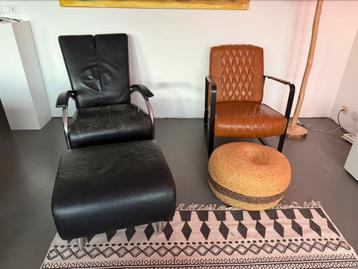 Leren zwarte fauteuil met hocker beschikbaar voor biedingen