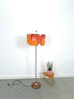 Jaren 70 vloerlamp met gekleurde kap en fineer voet vintage, Huis en Inrichting, Lampen | Vloerlampen, Gebruikt, Ophalen of Verzenden