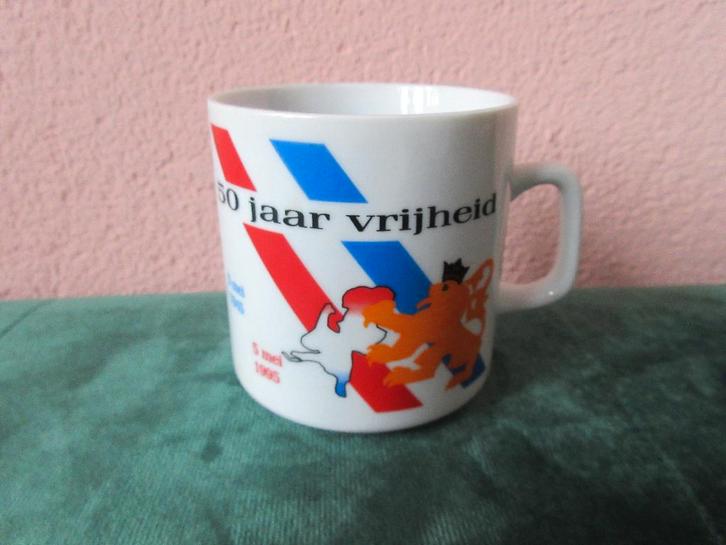 Beker 50 jaar bevrijding. 1945-1995, Verzamelen, Militaria | Tweede Wereldoorlog, Overige soorten, Kunstobject, Nederland, Ophalen of Verzenden