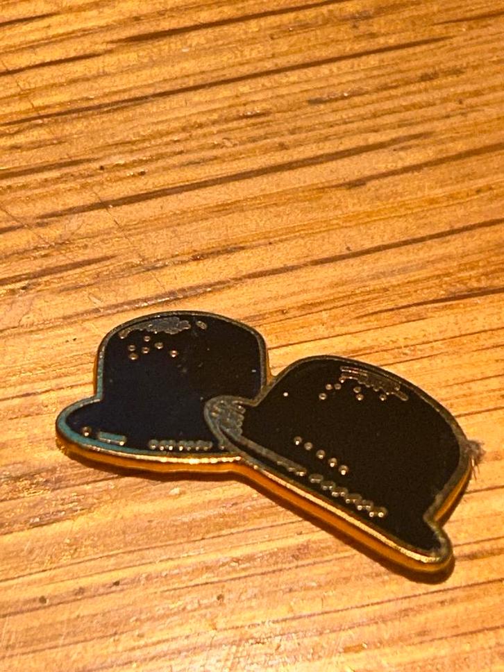 Hoedjes laurel en hardie, Verzamelen, Speldjes, Pins en Buttons, Zo goed als nieuw, Button, Overige onderwerpen, Ophalen of Verzenden