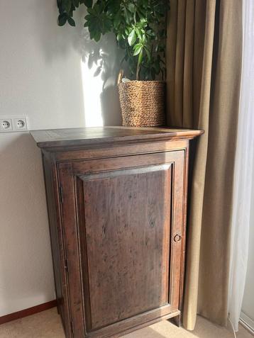 Antiek houten kastje met deur en planken beschikbaar voor biedingen