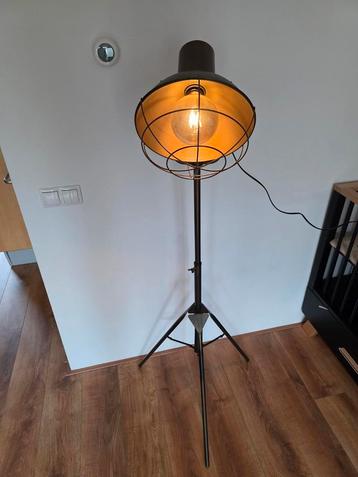 Prachtige industriële vloerlamp beschikbaar voor biedingen