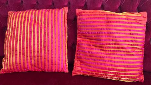 Rode/roze sierkussens met oranje strepen 2 stuks, Huis en Inrichting, Woonaccessoires | Kussens, Zo goed als nieuw, Rood, Vierkant