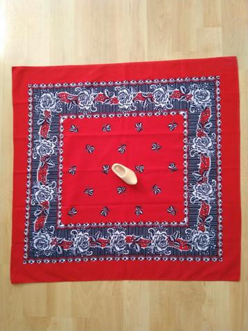 Nieuwe boeren zakdoek met handgemaakt houten dasklompje. beschikbaar voor biedingen