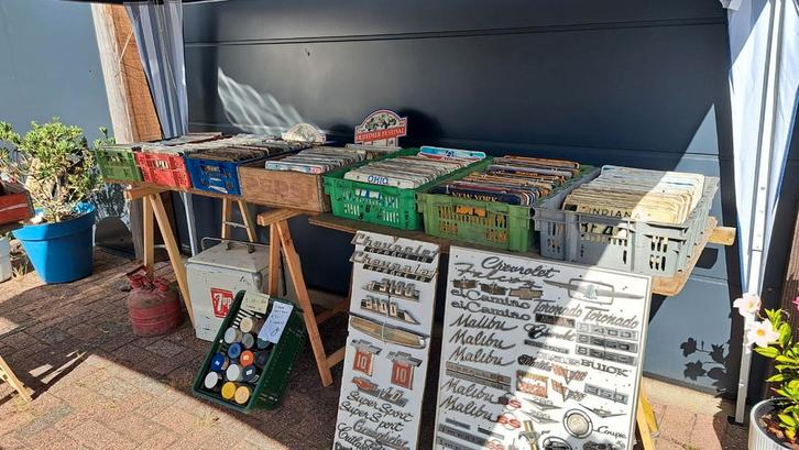 Usa parts 40 jaar verzameld  litenplats emblemen wiel, Auto diversen, Kentekenplaathouders, Zo goed als nieuw, Ophalen of Verzenden