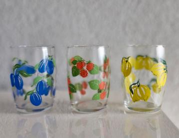 Drie Fruit glaasjes beschikbaar voor biedingen