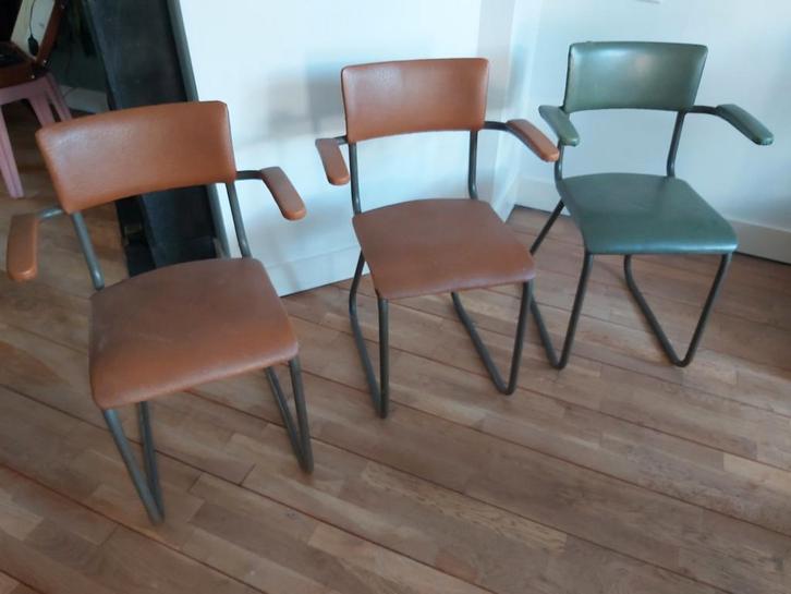 3 Vintage Buisframe Stoelen met Armleuningen gispen de wit, Huis en Inrichting, Stoelen, Gebruikt, Drie, Kunststof, Metaal, Bruin